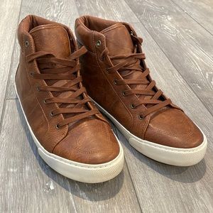 Old Navy Men’s faux-leather high top sneakers size 9.5